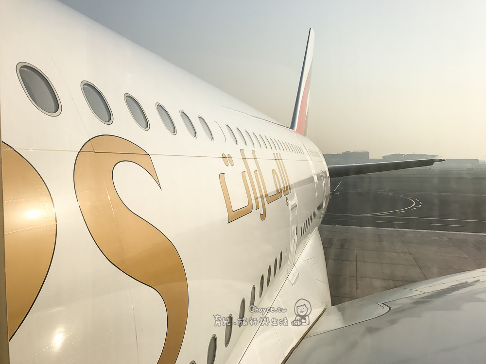 杜拜機場逛街趣 阿拉伯風光滿點 阿聯酋航空經杜拜轉機 商務艙旅客直接從貴賓室直達飛機艙門口 商務艙貴賓室與淋浴空間突擊