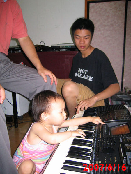 小喬彈鋼琴有模有樣